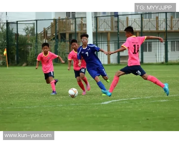 足球明星化身卡通英雄展现绿茵场上的激情与梦想